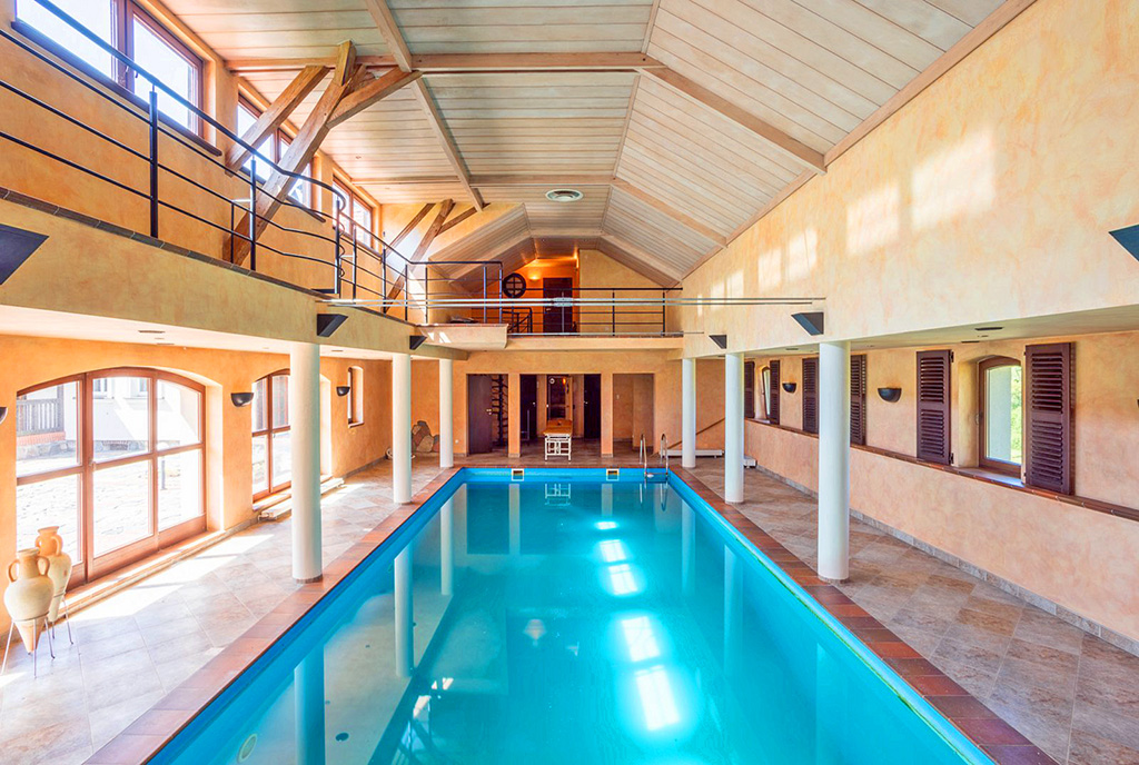 widok na prywatny basen na terenie ekskluzywnego dworu na sprzedaż Wielkopolska