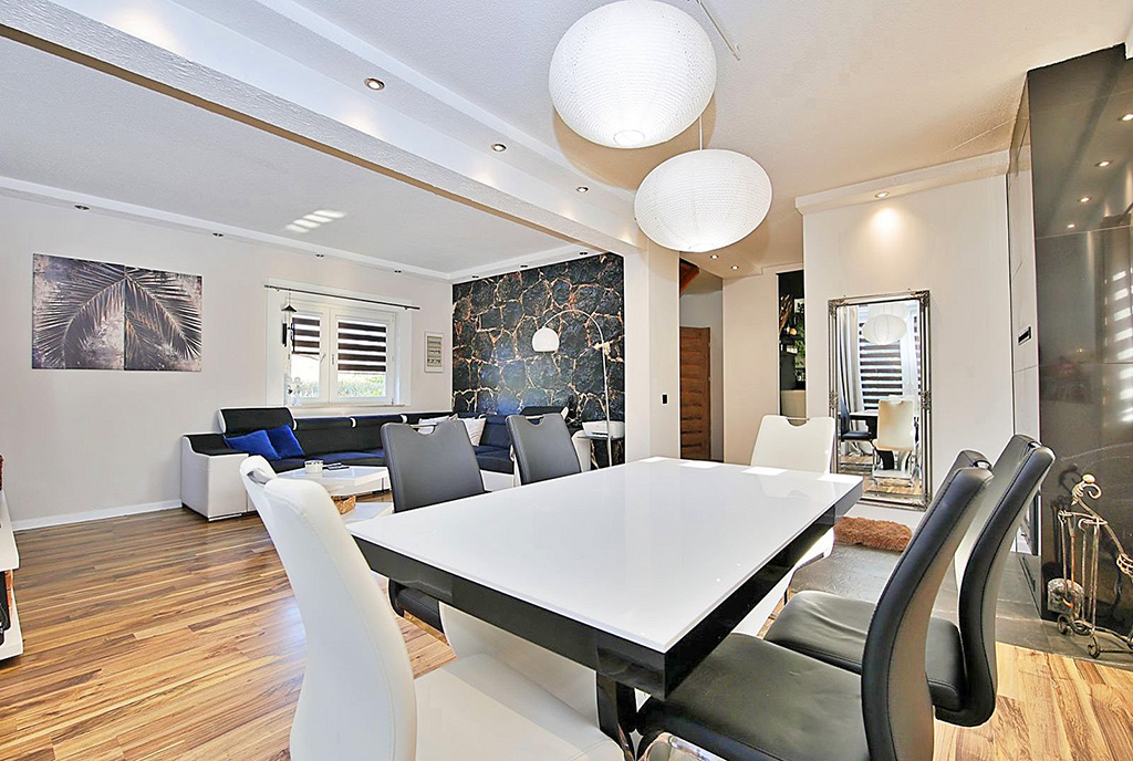 na pierwszym planie jadalnia w luksusowym domu na sprzedaż Gorzów Wielkopolski