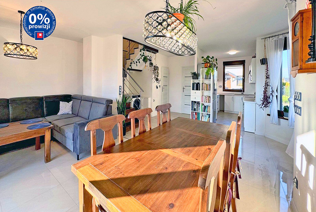 na pierwszym planie jadalnia w luksusowym domu na sprzedaż Katowice (okolice)