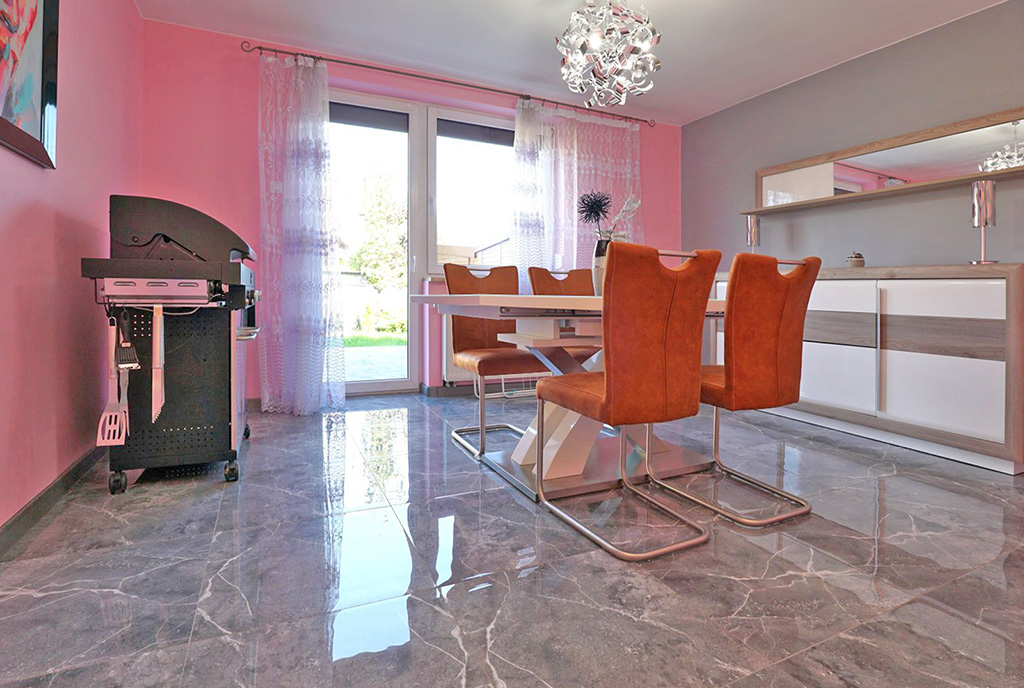 widok na jadalnię i kuchnię w luksusowym domu na sprzedaż Piotrków Trybunalski