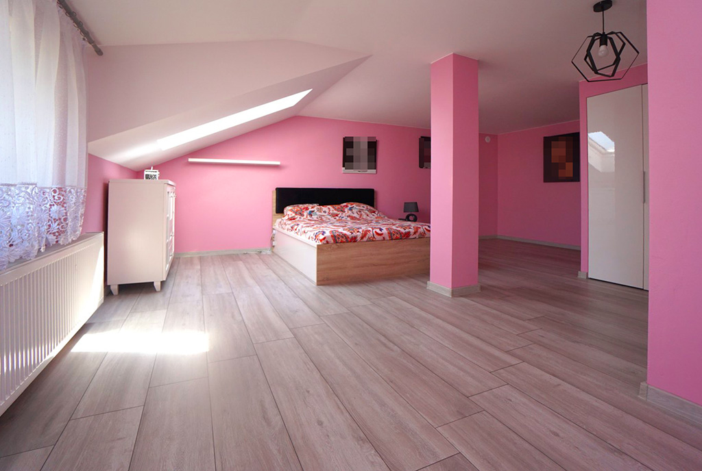 sypialnia na poddaszu w ekskluzywnym domu na sprzedaż Piotrków Trybunalski