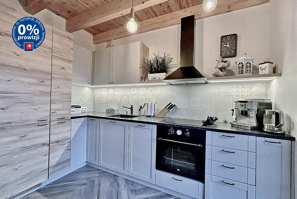 prawa strona kuchni w luksusowym domu na sprzedaż Słupsk (okolice)