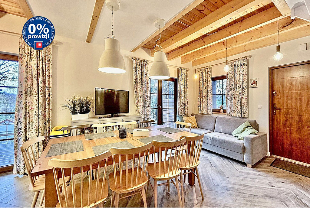 na pierwszym planie jadalnia, w oddali salon w ekskluzywnej willi na sprzedaż Słupsk (okolice)