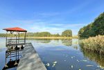 widokowy pomost nad jeziorem przy ekskluzywnej willi na sprzedaż Mazury