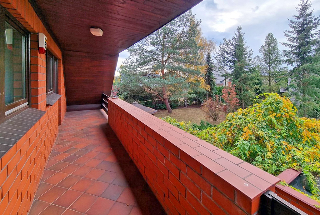 ogromny taras przy ekskluzywnej willi na sprzedaż Wrocław (okolice)