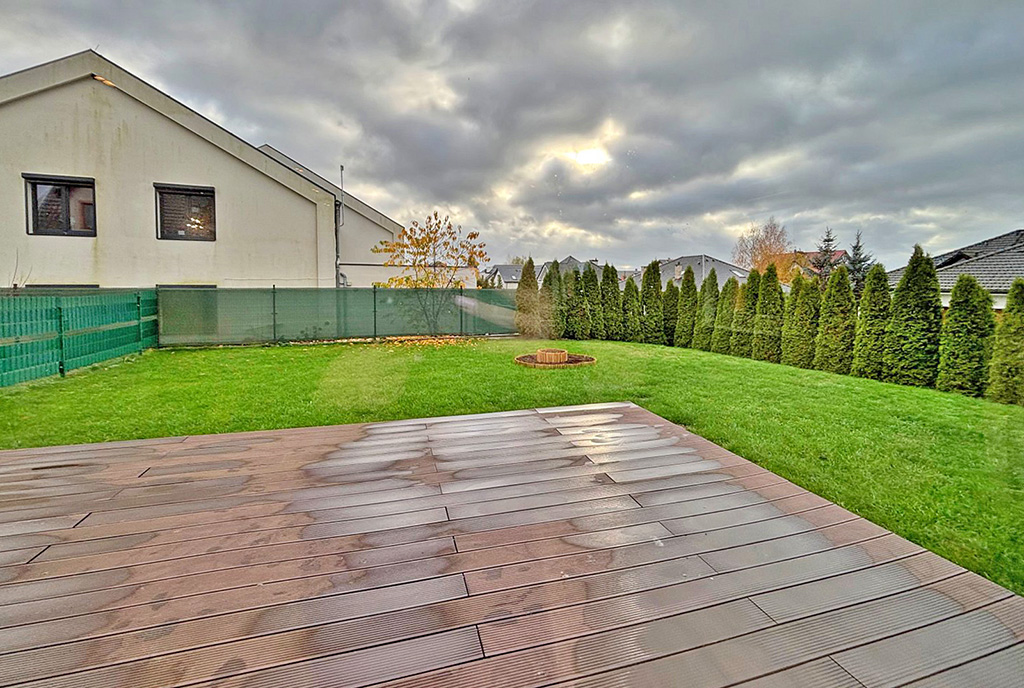 ogromny taras plus zadbana działka wokół ekskluzywnej willi na wynajem Szczecin (okolice)