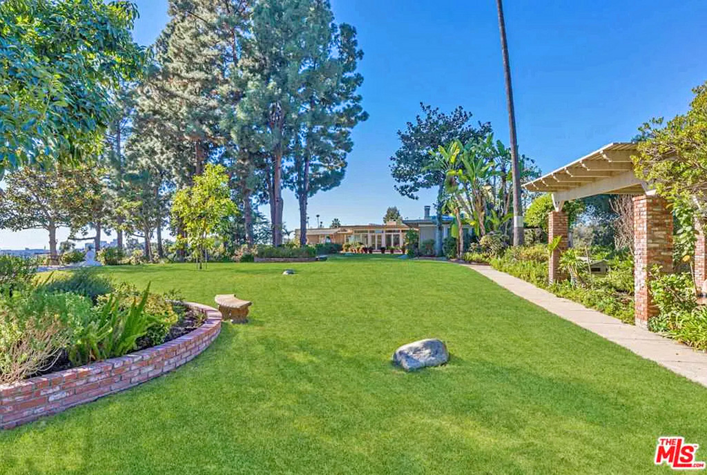 wypielęgnowana działka z perfekcyjnie przystrzyżonym trawnikiem wokół ekskluzywnej willi na sprzedaż Beverly Hills (Stany Zjednoczone Ameryki)