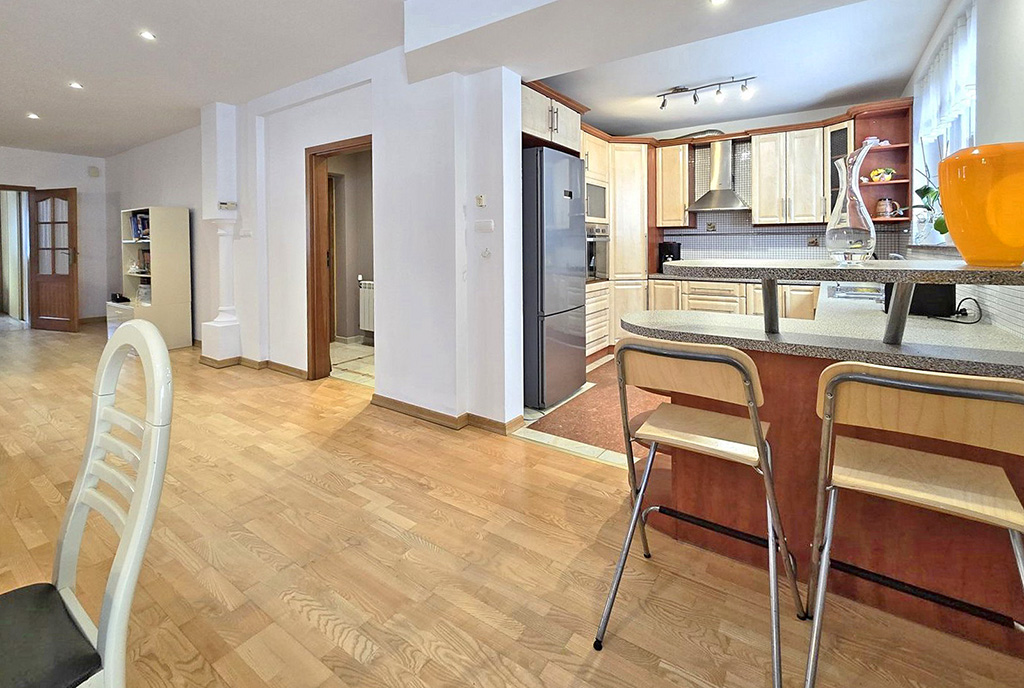 zdjecie prezentuje jadalnię i kuchnię w luksusowej willi na sprzedaż Bielsko-Biała (okolice)