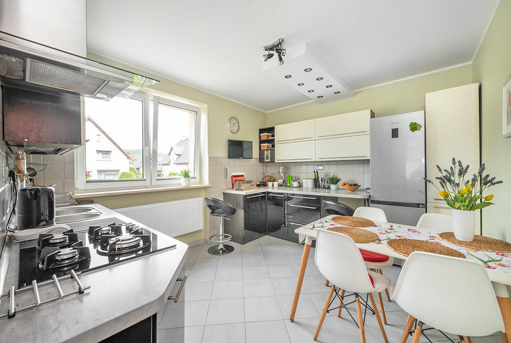 po prawej jadalnia, na wprost kuchnia w ekskluzywnej willi na sprzedaż Gdynia (okolice)