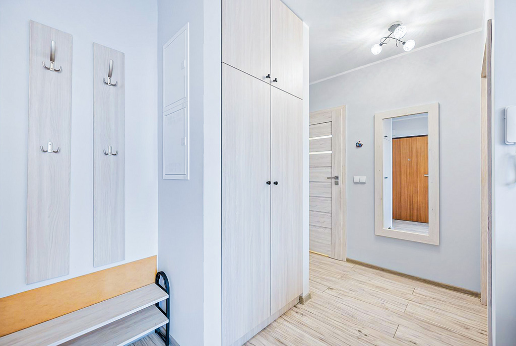 praktyczny przedpokój w ekskluzywnym apartamencie na sprzedaż Gdynia okolice