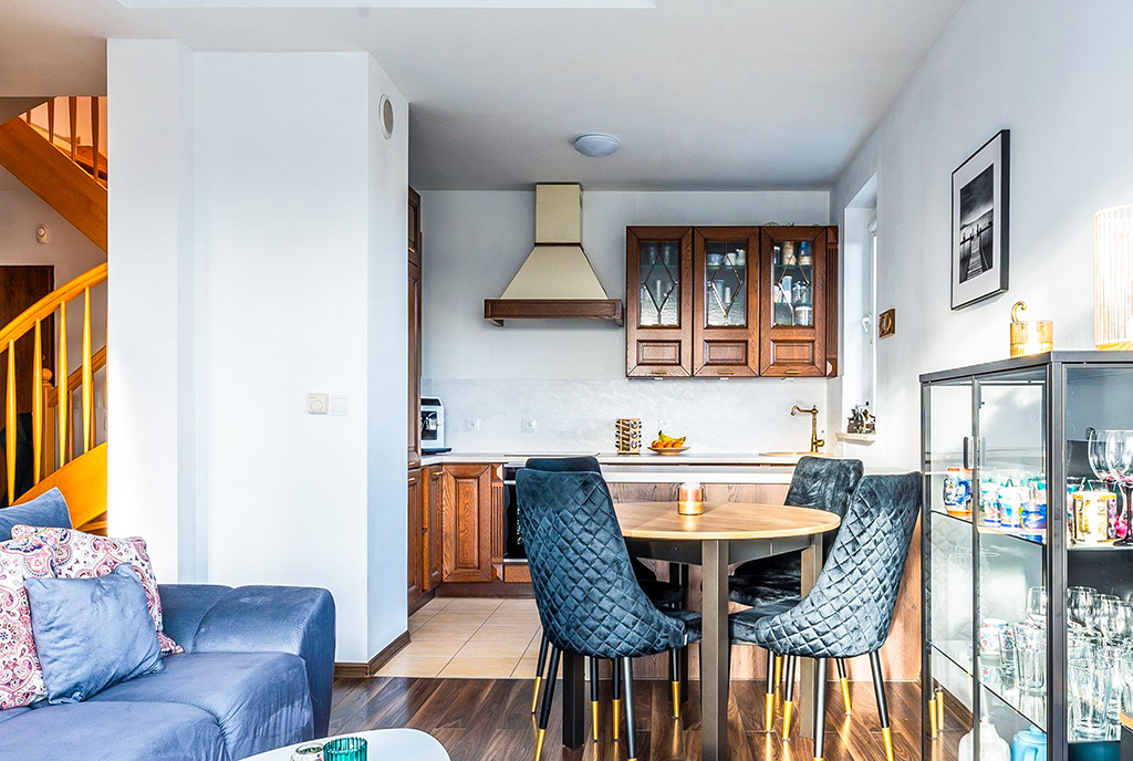 fragment kuchni i jadalnia w luksusowym apartamencie na sprzedaż Gdynia okolice