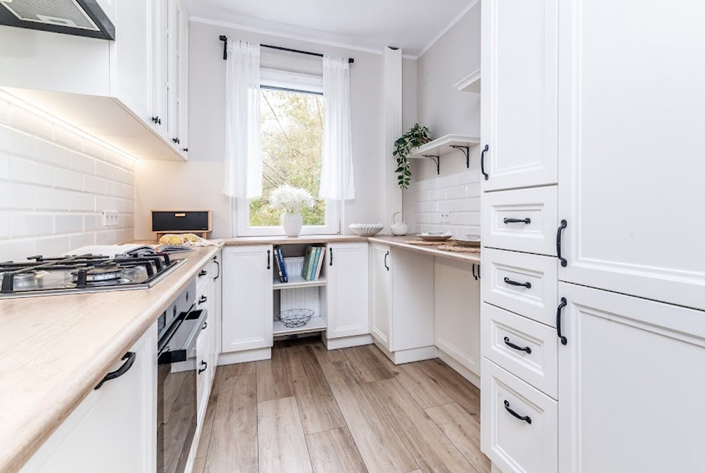 funkcjonalna kuchnia w luksusowym apartamencie na sprzedaż Gdynia