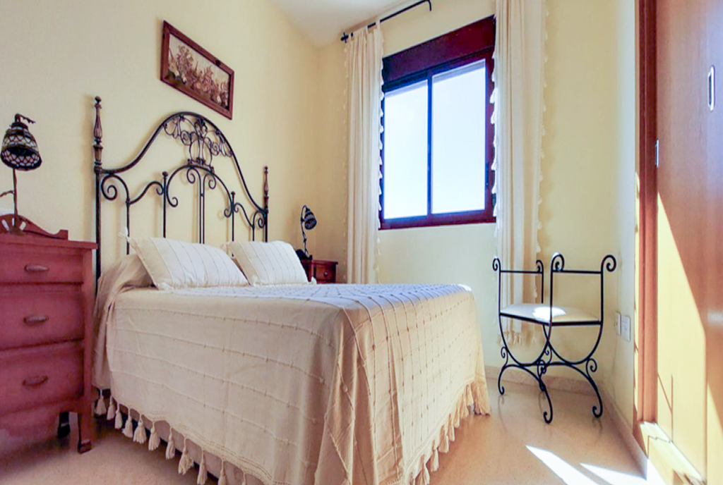 zaciszna sypialnia w luksusowym apartamencie na sprzedaż Hiszpania Benidorm