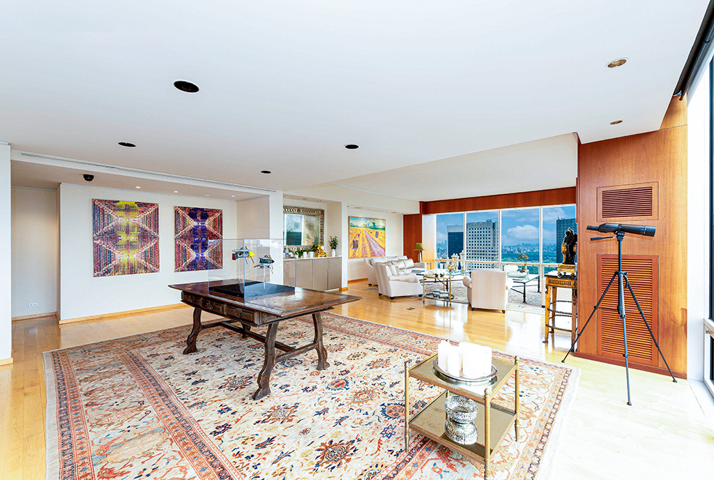 widok na pokój dzienny w luksusowym apartamencie na sprzedaż New York (Stany Zjednoczone AMeryki)