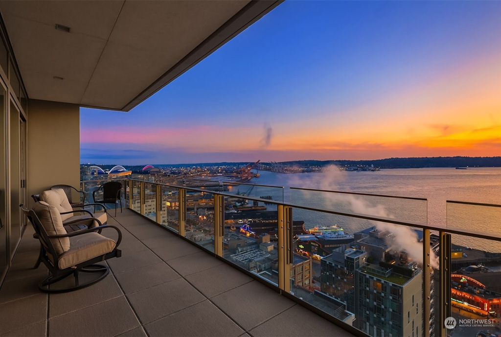 imponujący widok z balkonu ekskluzywnego apartamentu na sprzedaż Seattle Stany Zjednoczone Ameryki