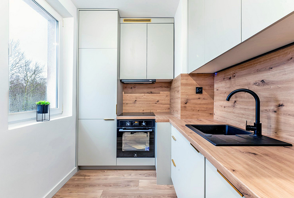 zadbana kuchnia w ekskluzywnym apartamencie na sprzedaż nad morzem