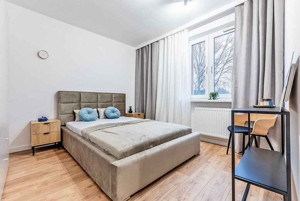 gustowna sypialnia w luksusowym apartamencie na sprzedaż nad morzem