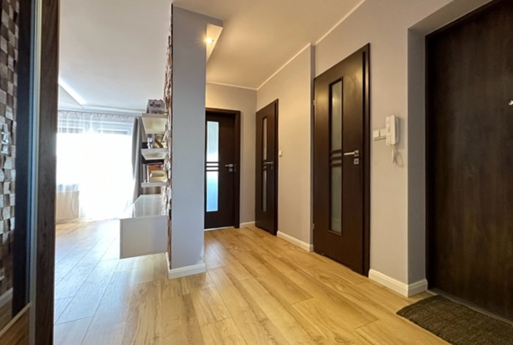 funkcjonalny korytarz w luksusowym apartamencie do wynajmu Tczew