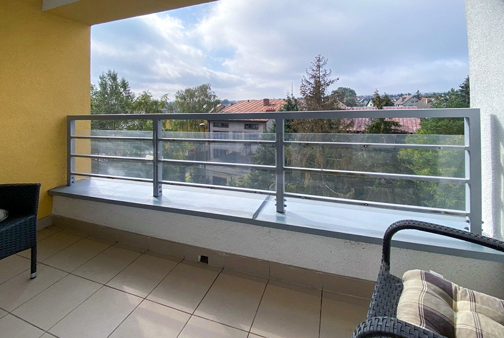 imponujący balkon przy luksusowym apartamencie do wynajmu Szczecin