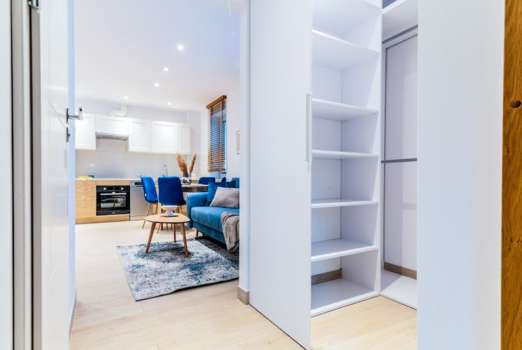 funkcjonalny korytarz w ekskluzywnym apartamencie na sprzedaż Gdynia (okolice)