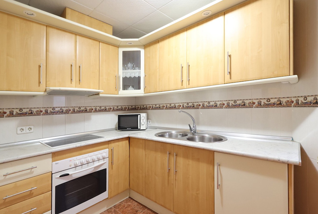 zabudowana kuchnia w luksusowym apartamencie na sprzedaż Hiszpania Torrevieja)