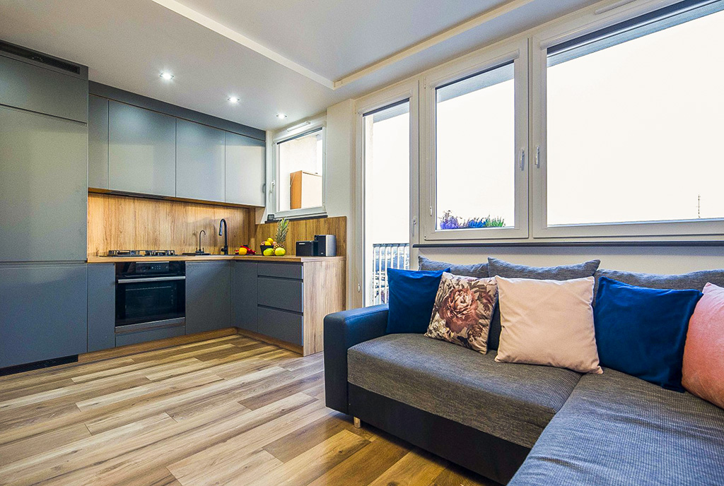 po lewej kuchnia, po prawej salon w luksusowym apartamencie na sprzedaż Katowice okolice