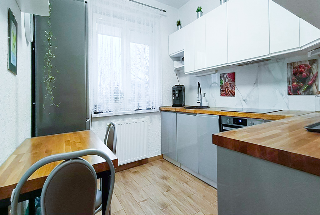 zaprojektowana w bieli kuchnia w ekskluzywnym apartamencie na sprzedaż Legnica okolice