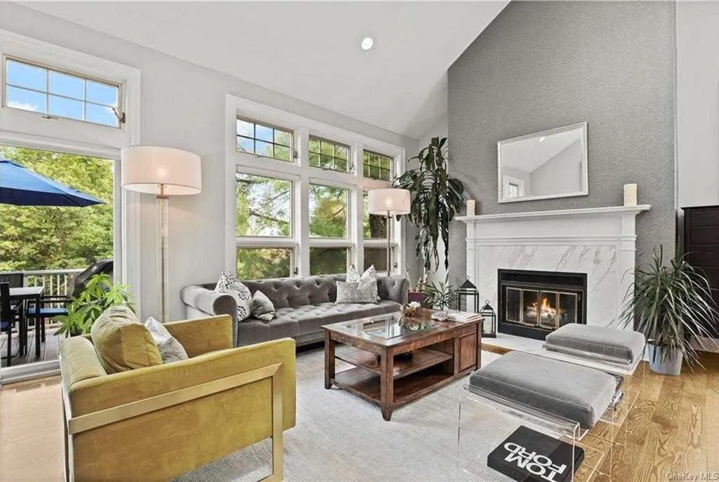 Apartament na sprzedaż New York (Stany Zjednoczone Ameryki) za 2 395 000 USD fragment salonu z kominkiem