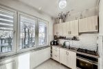 widok na kuchnię w luksusowym apartamencie na sprzedaż Słupsk