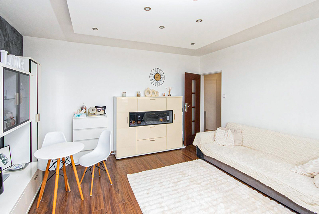 jeden z pokoi w luksusowym apartamencie na sprzedaż Szczecin