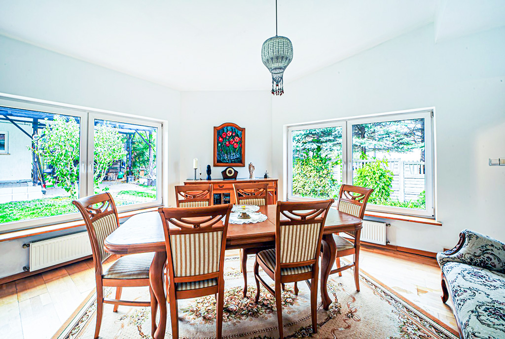 na pierwszym planie jadalnia w luksusowym domu na sprzedaż Bolesławiec okolice