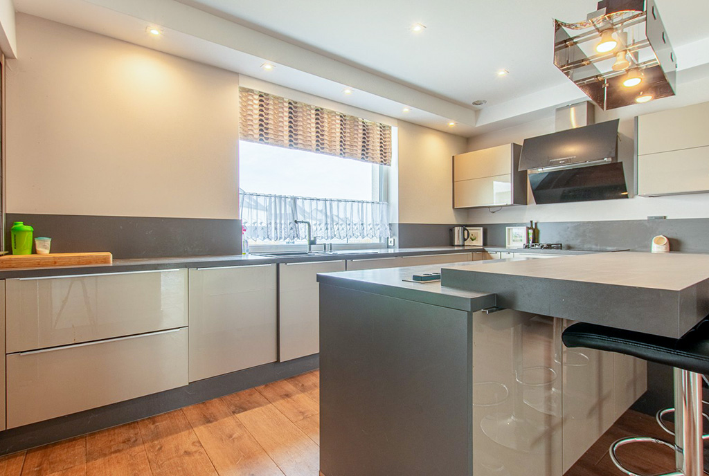 fragment kuchni w luksusowym apartamencie na sprzedaż Poznań okolice