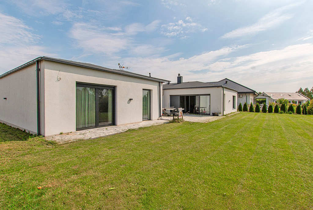 zadbana działka wokół ekskluzywnego domu na sprzedaż Poznań okolice