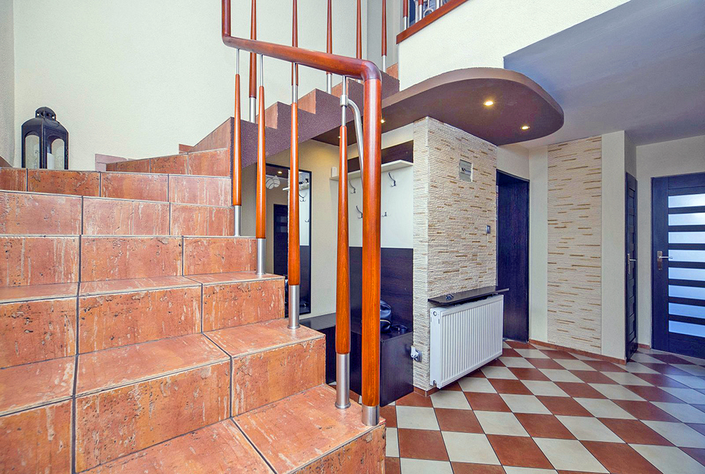 schody prowadzące na górny poziom w ekskluzywnym domu na sprzedaż Katowice okolice