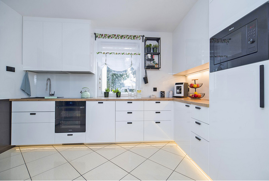 zaaranżowana w bieli kuchnia w luksusowym domu na sprzedaż Katowice okolice