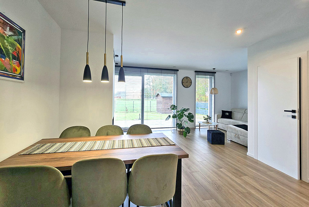 na pierwszym planie jadalnia w luksusowej willi na sprzedaż Bielsko-Biała (okolice)