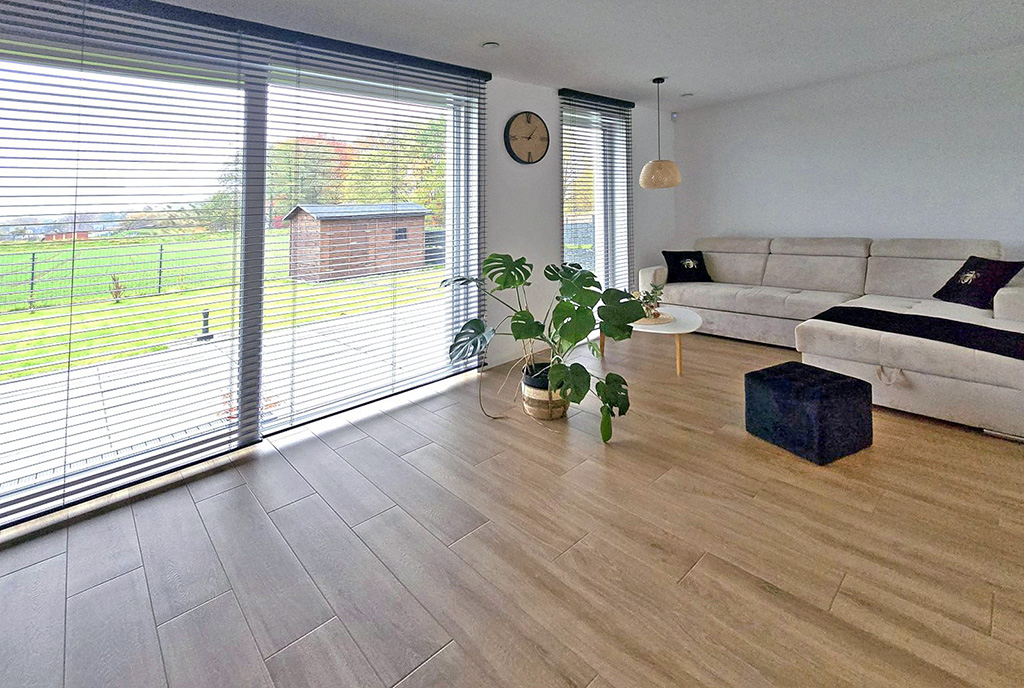 pokój dzienny i taras przy ekskluzywnej willi na sprzedaż Bielsko-Biała (okolice)