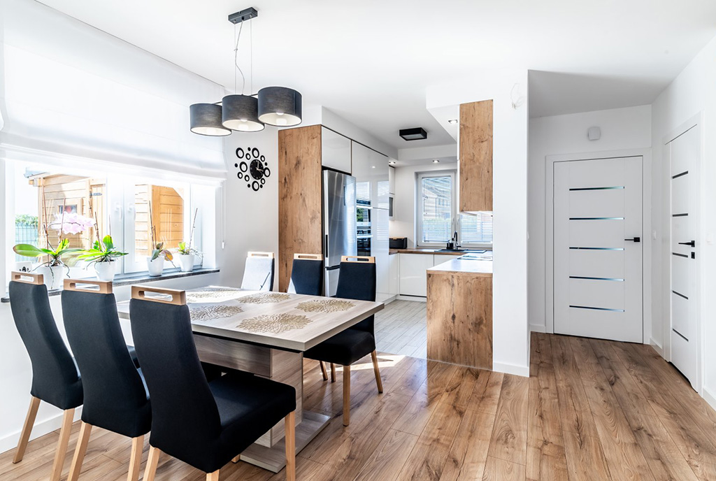 na pierwszym planie jadalnia w luksusowej willi na sprzedaż Gdynia (okolice)