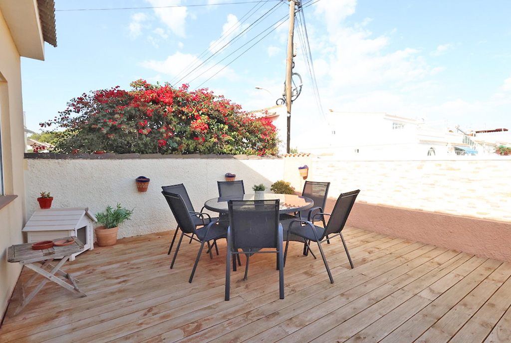 widok na taras przy ekskluzywnej willi na sprzedaż Hiszpania Torrevieja)