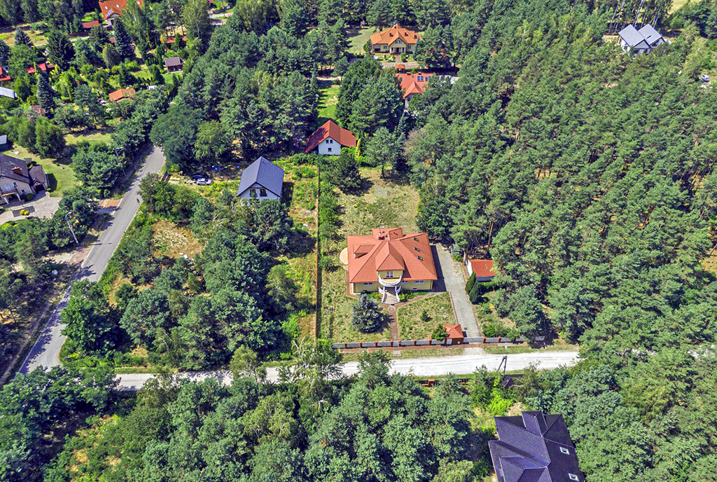 zdjęcie z lotu ptaka pokazujące od góry ekskluzywną willę na sprzedaż Warszawa okolice