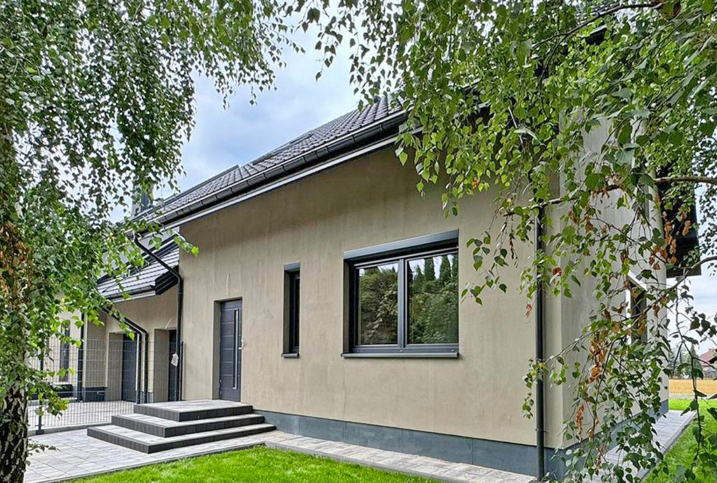 reprezentacyjne wejście do ekskluzywnej rezydencji na sprzedaż Warszawa okolice)