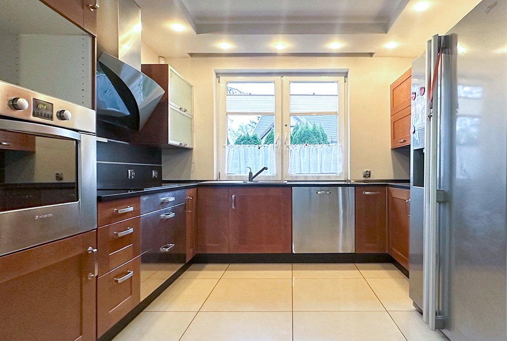 fragment kuchni w luksusowej willi do wynajmu Gdańsk okolice