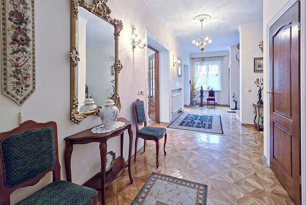 wytworny korytarz w luksusowej willi na sprzedaż Bielsko-Biała okolice)