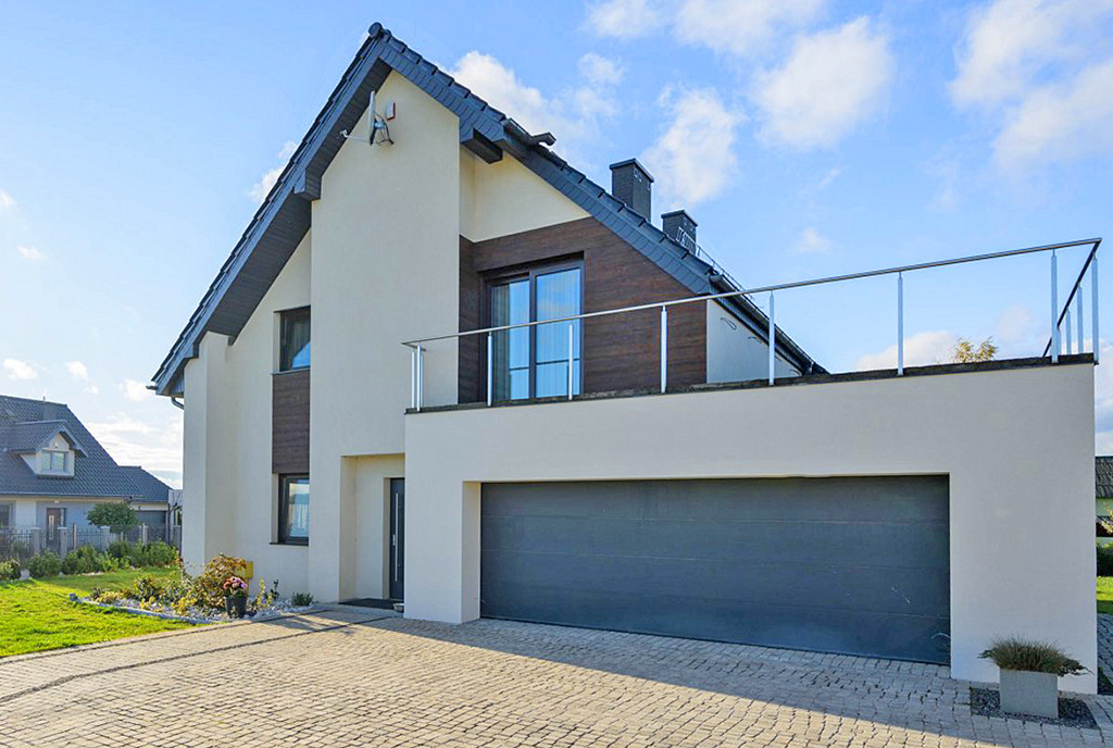 zbliżenie na garaż przy ekskluzywnej willi na sprzedaż Gdańsk (okolice)