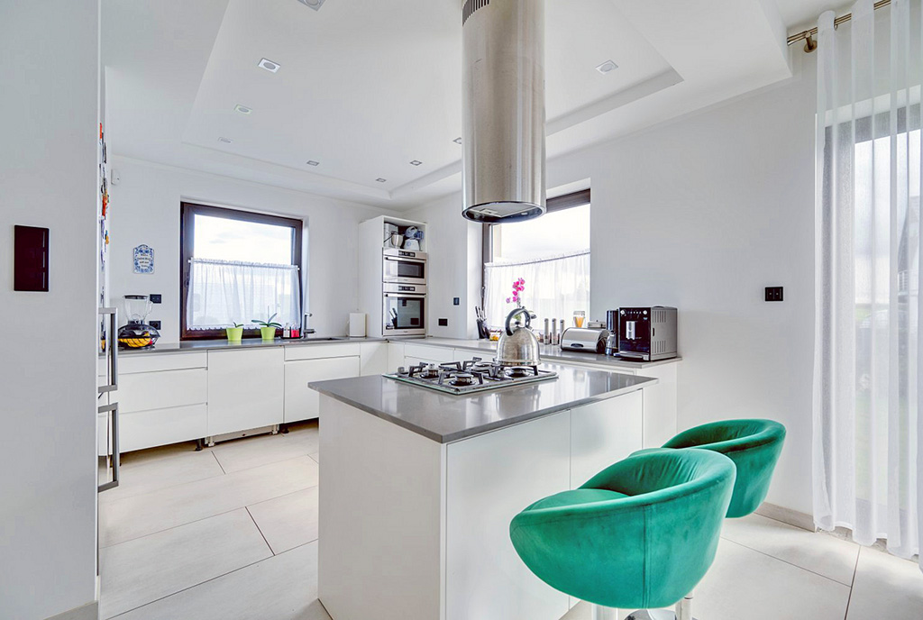 widok na kuchnię w luksusowej willi na sprzedaż Gdańsk (okolice)