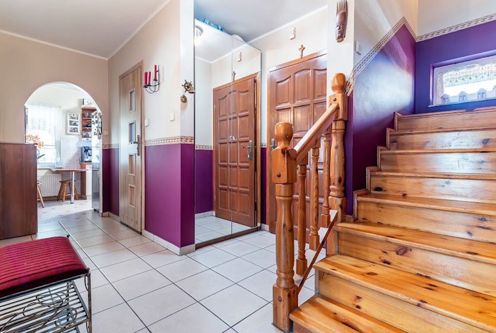 funkcjonalny korytarz w ekskluzywnej willi na sprzedaż Gdynia (okolice)