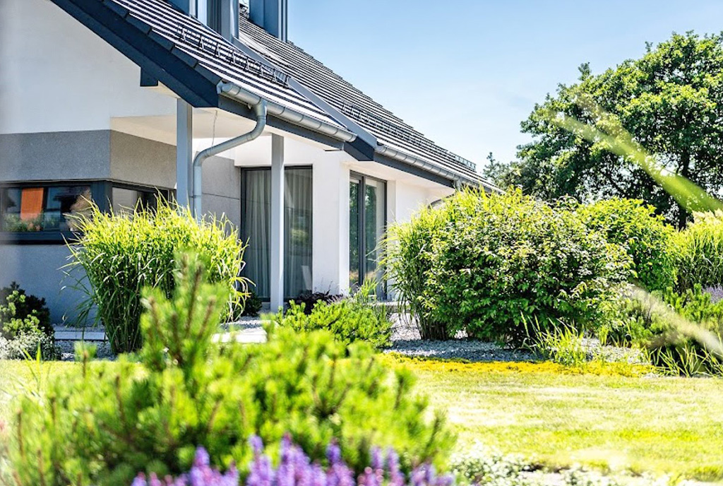 przepiękny ogród wokół ekskluzywnej willi na sprzedaż Gdynia (okolice)