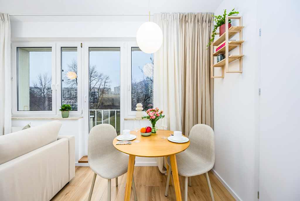 na pierwszym planie jadalnia w ekskluzywnym apartamencie na sprzedaż Gdańsk