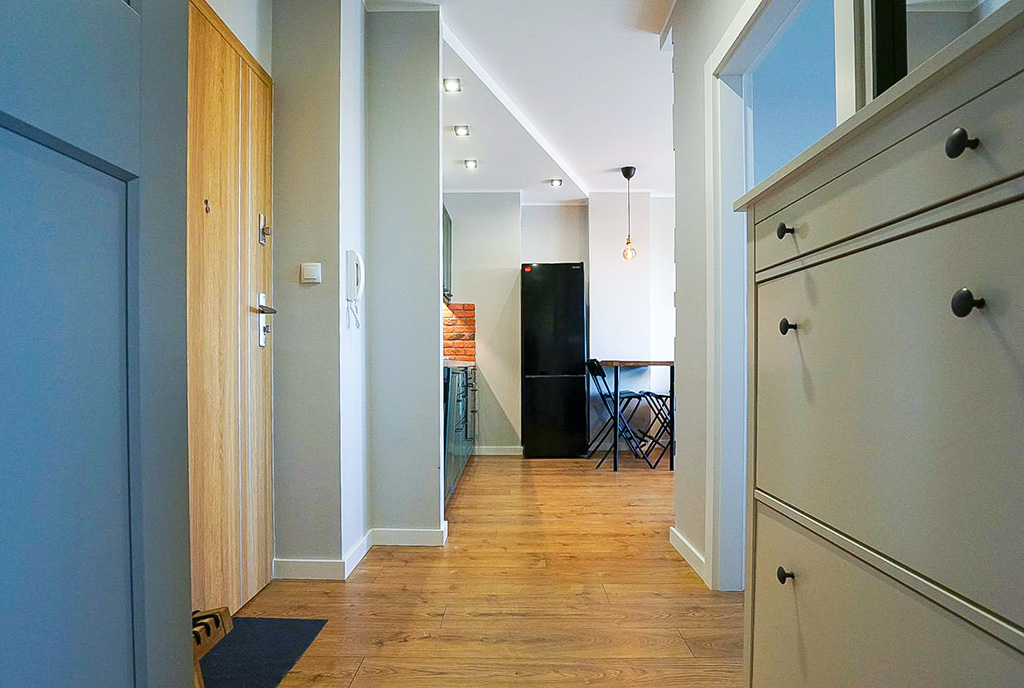 praktyczny korytarz w ekskluzywnym apartamencie na sprzedaż Piotrków Trybunalski