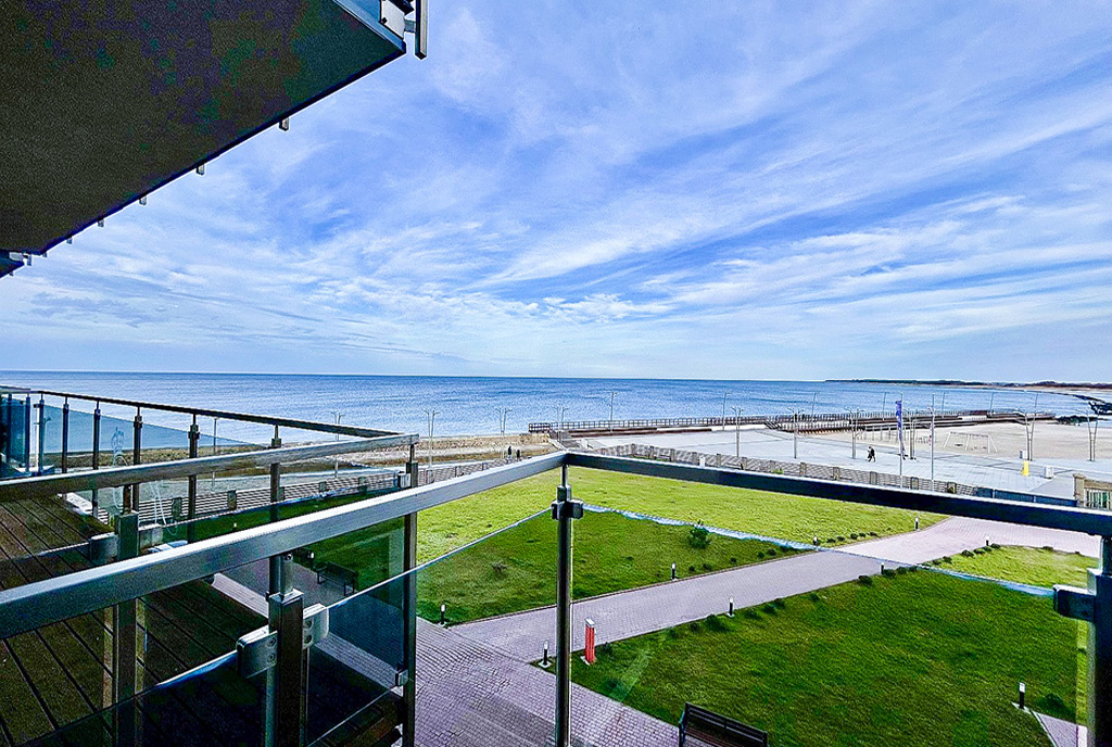 widok na morze z tarasu przy luksusowym apartamencie do sprzedaży nad morzem